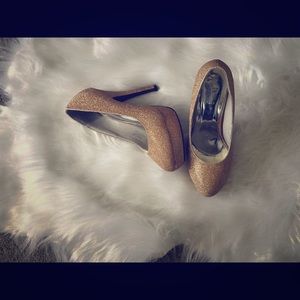 Gold glitter pumps!
